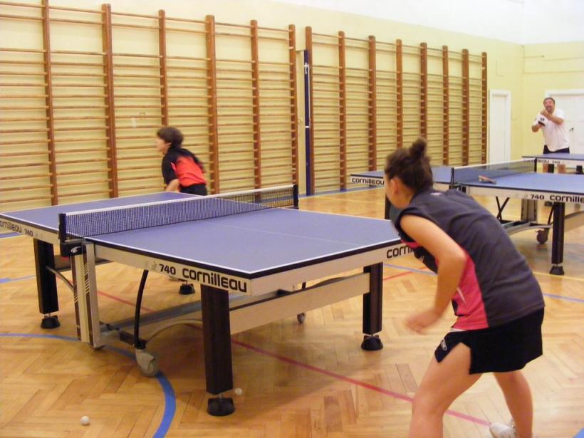 Noc z tenisem stołowym