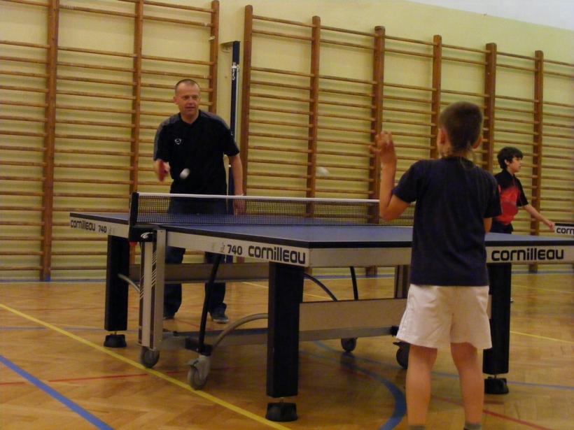 Noc z tenisem stołowym