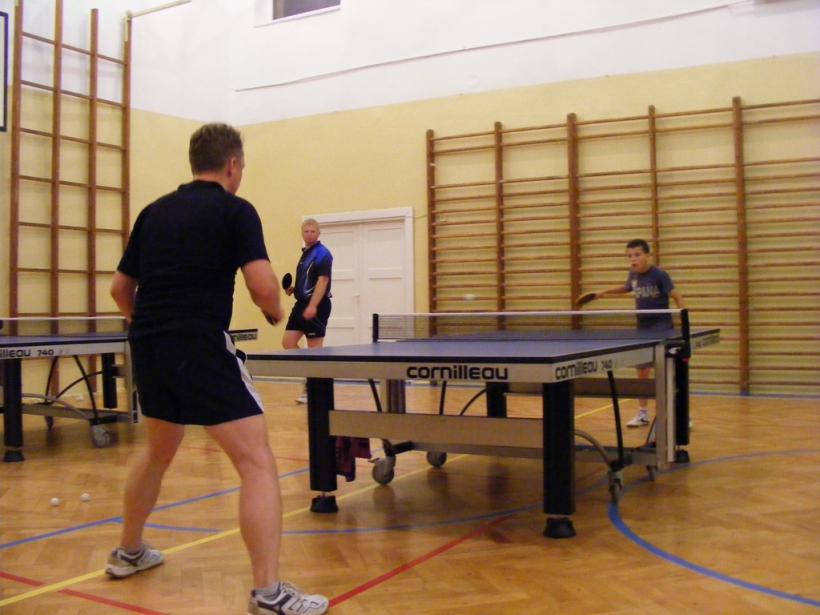 Noc z tenisem stołowym