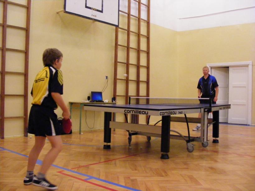 Noc z tenisem stołowym