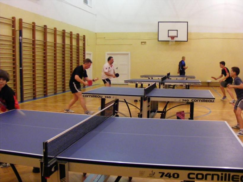 Noc z tenisem stołowym