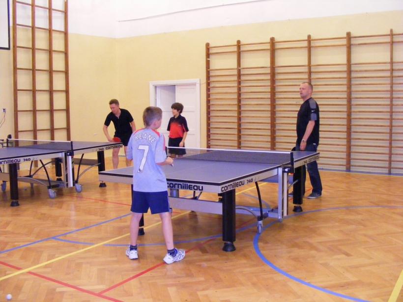 Noc z tenisem stołowym