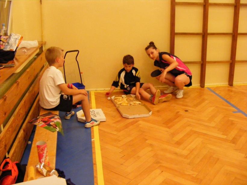 Noc z tenisem stołowym