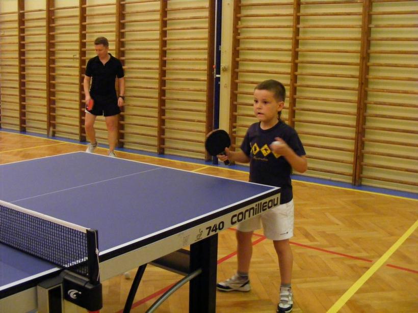 Noc z tenisem stołowym