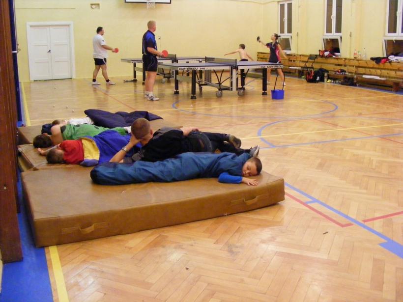 Noc z tenisem stołowym