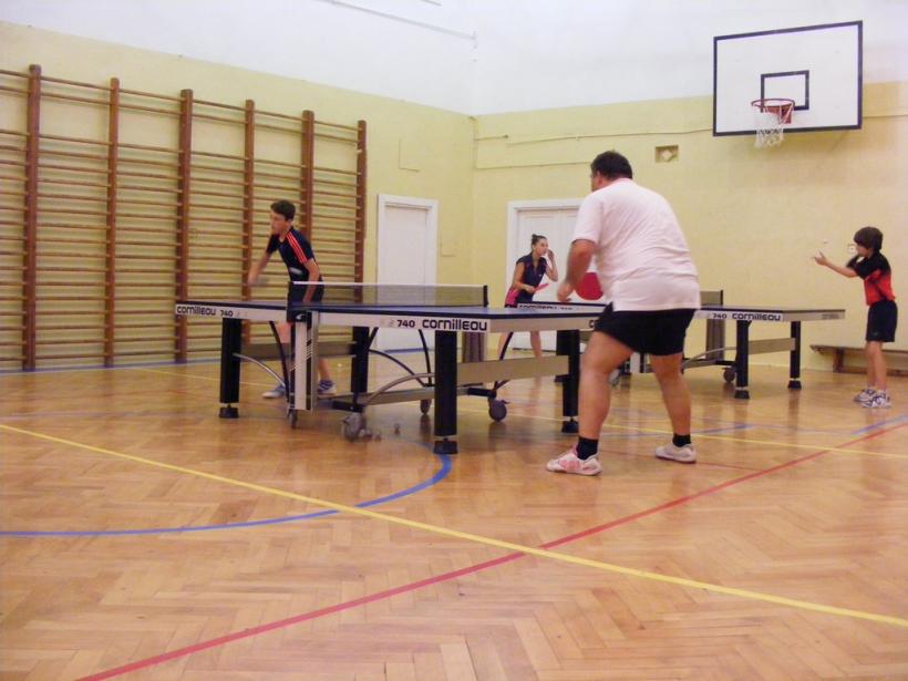 Noc z tenisem stołowym