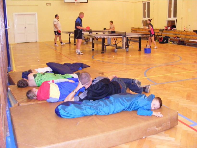 Noc z tenisem stołowym
