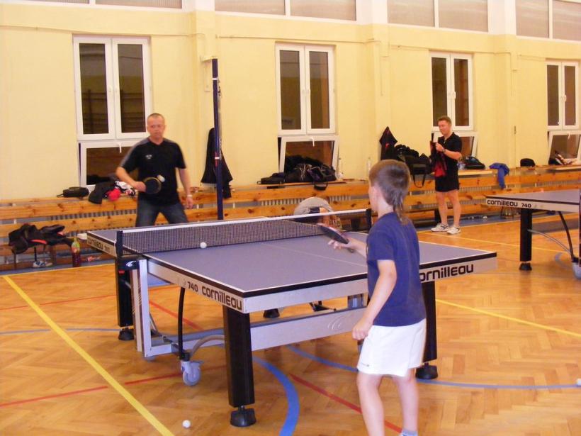 Noc z tenisem stołowym