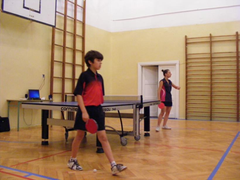 Noc z tenisem stołowym