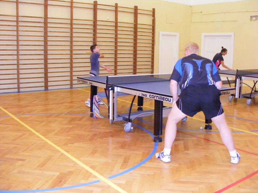 Noc z tenisem stołowym