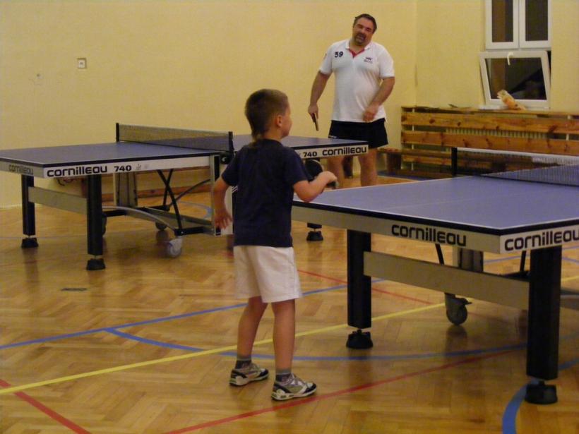 Noc z tenisem stołowym