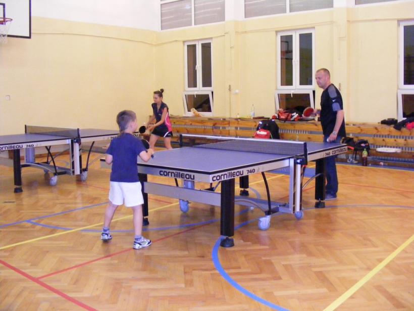 Noc z tenisem stołowym