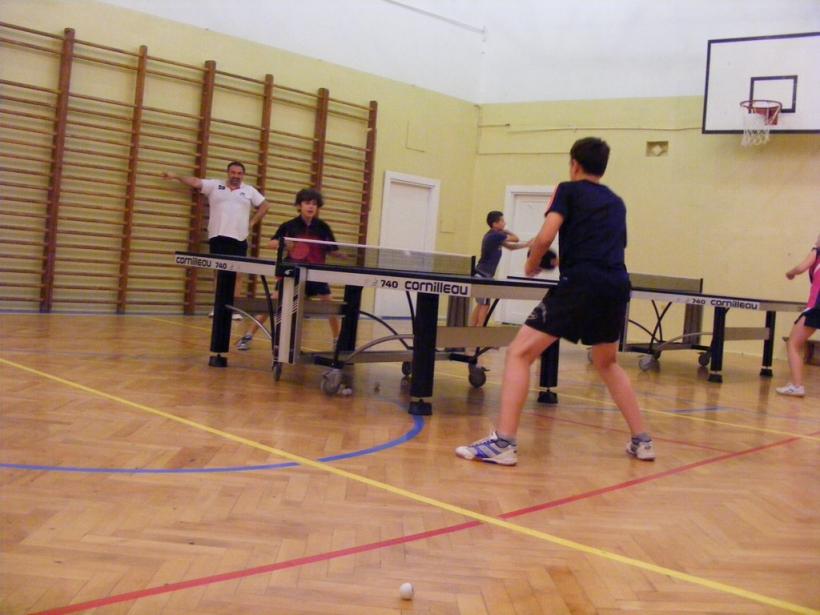 Noc z tenisem stołowym