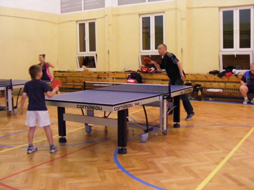 Noc z tenisem stołowym