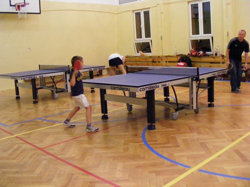 Noc z tenisem stołowym