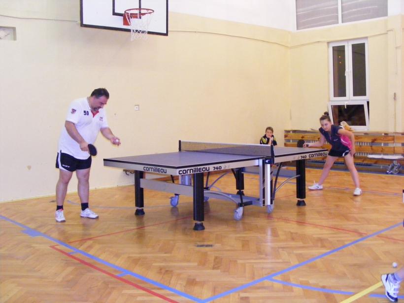 Noc z tenisem stołowym