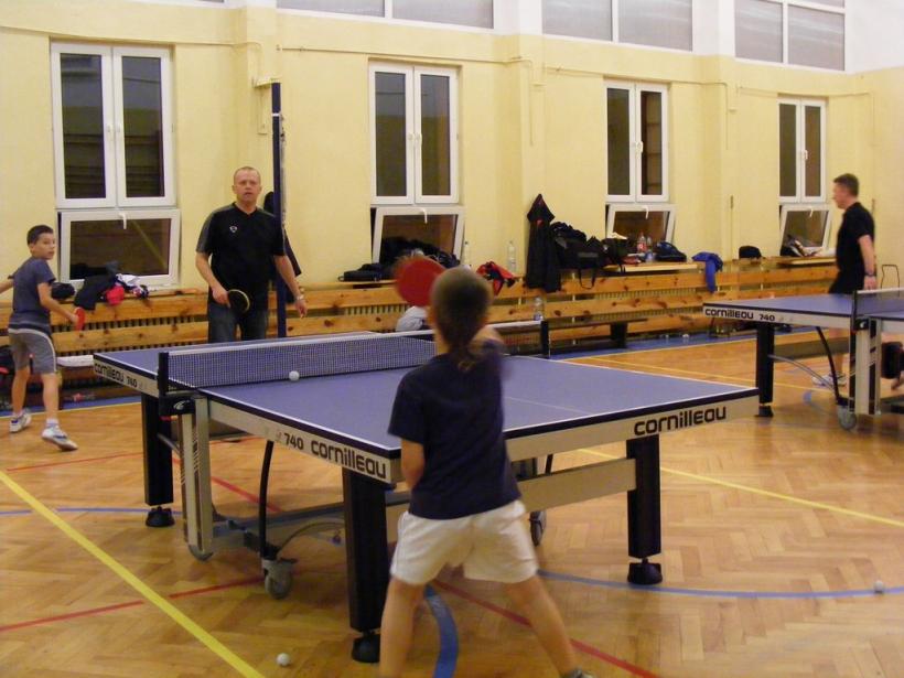 Noc z tenisem stołowym