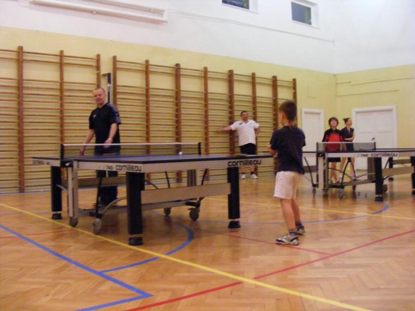 Noc z tenisem stołowym