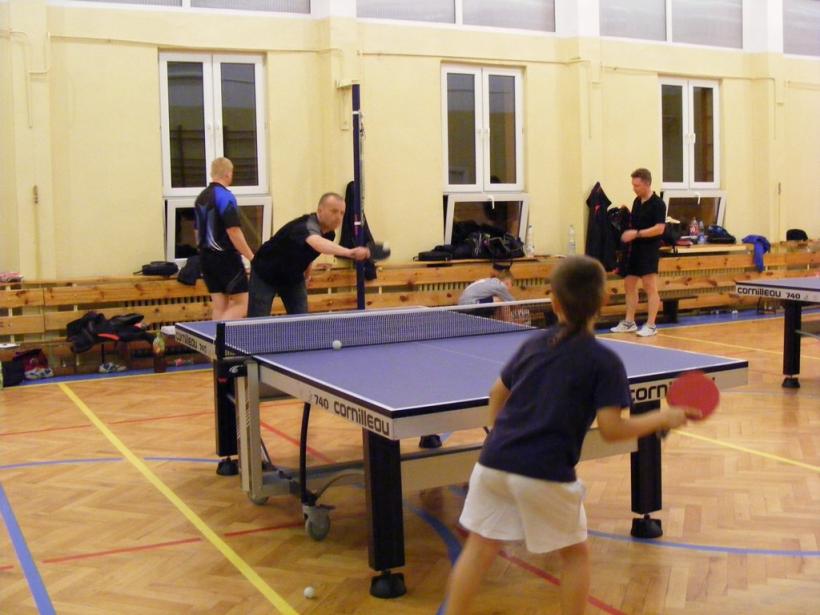 Noc z tenisem stołowym